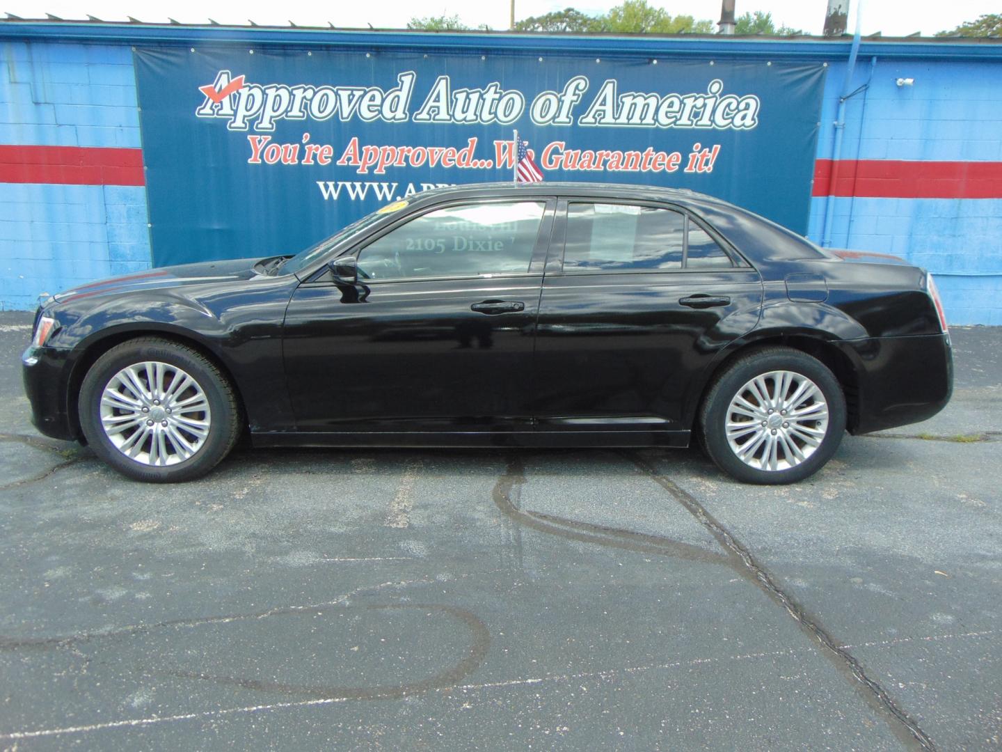 2013 Black Chrysler 300 (2C3CCAKT8DH) with an V8 HEMI 5.7 Liter engine, Auto, 5-Spd w/AutoStick transmission, located at 2105 Dixie Hwy, Louisville, KY, 40210, (502) 772-3333, 38.220932, -85.795441 - Photo#0